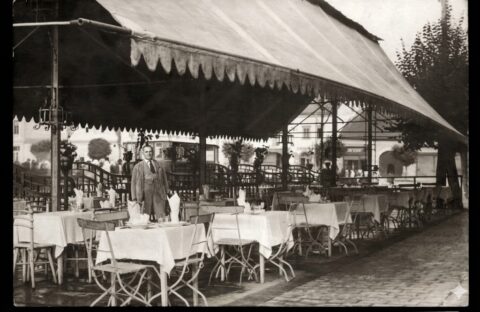 A Korona kávézó egykori épülete Szamosújváron, ma a művelődési otthon és házasságkötő terem helyszíne