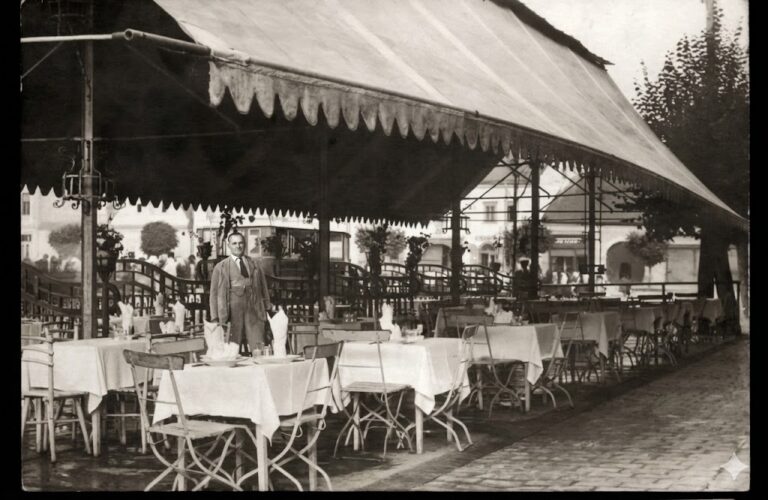 A Korona kávézó egykori épülete Szamosújváron, ma a művelődési otthon és házasságkötő terem helyszíne