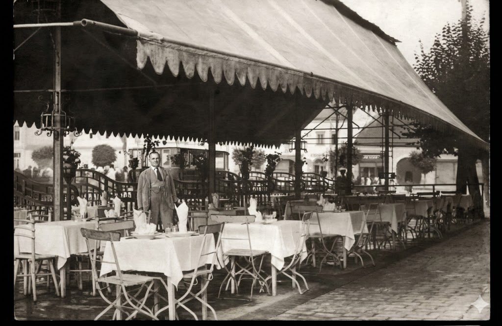 A Korona kávézó egykori épülete Szamosújváron, ma a művelődési otthon és házasságkötő terem helyszíne